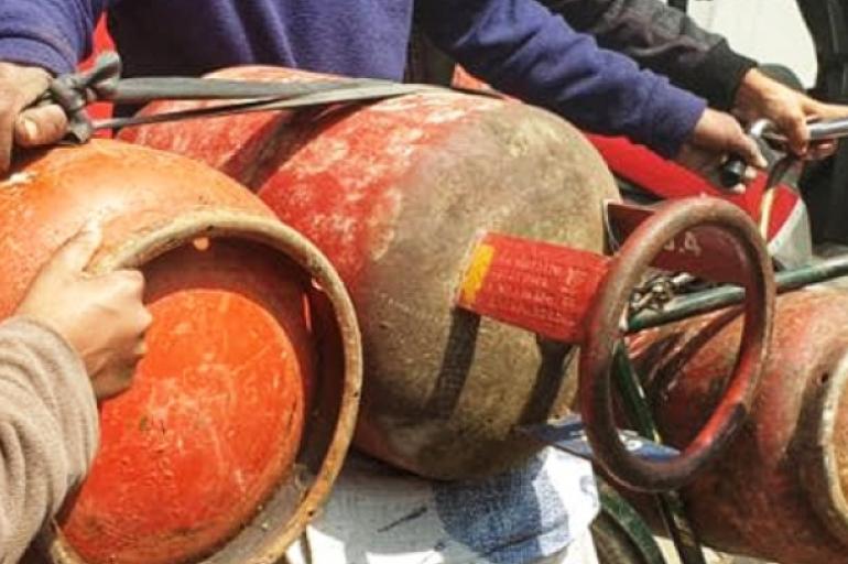 आजदेखि आधा सिलिन्डर ग्यास, मूल्य ९५५ रुपैयाँ