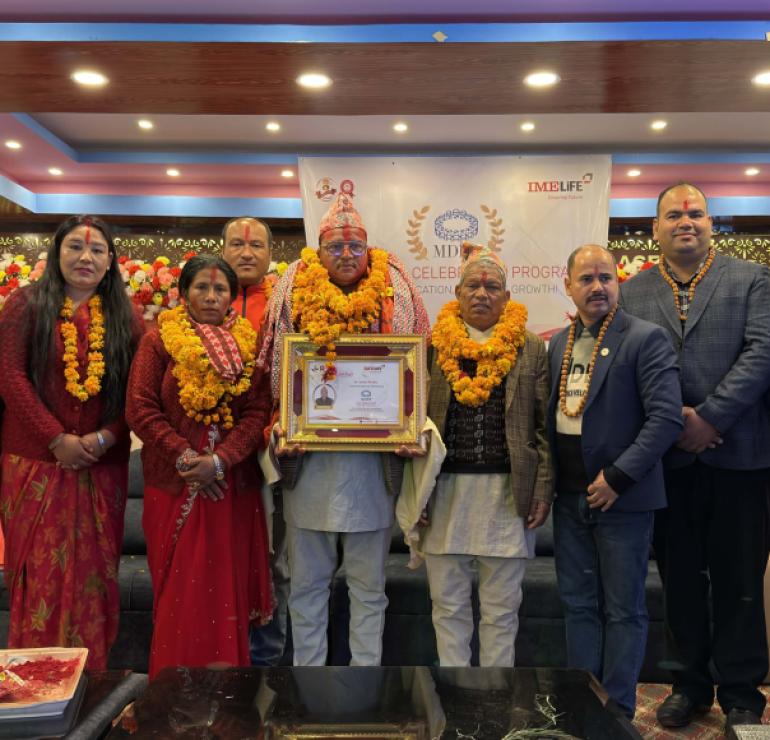 दोलखाका सुन्दर खड्काले रचे इतिहास: जिल्लाकै पहिलो 'MDRT 2026' अवार्ड विजेता