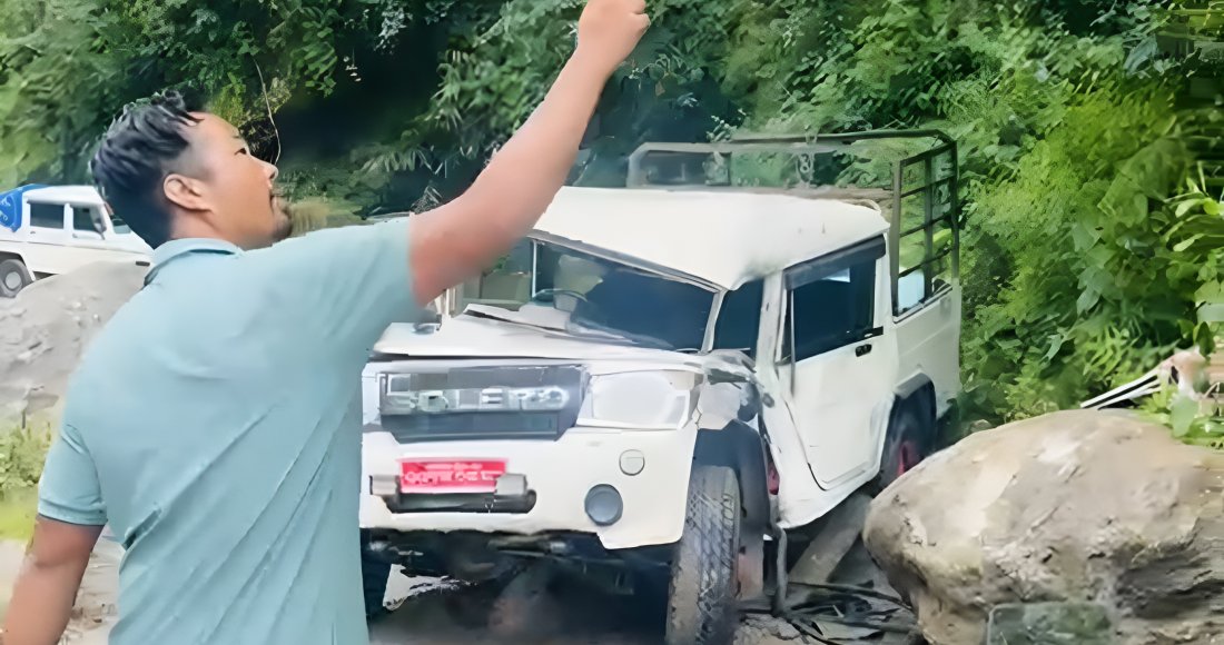 दुम्सिदिङमा बोलेरोमाथि ढुङ्गा खस्यो