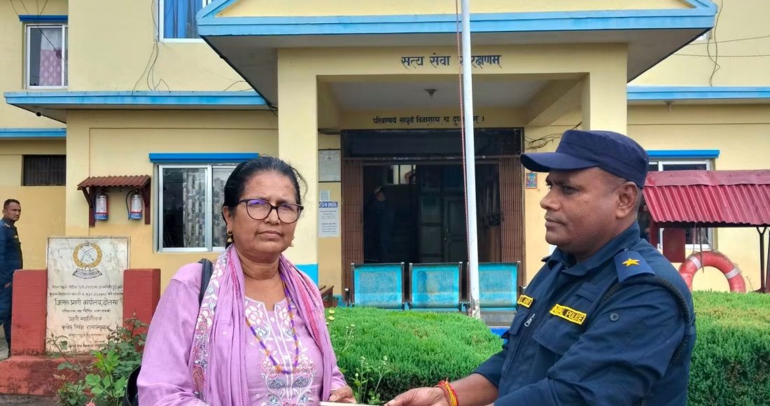 हराएको मोबाइल खोजेर धनीलाई बुझायो दोलखा प्रहरीले