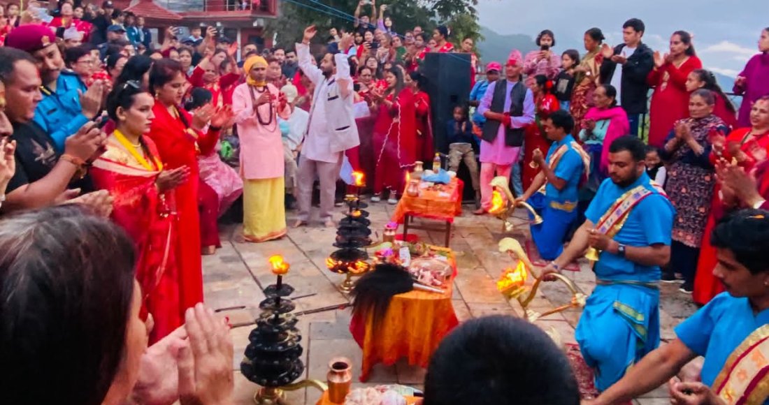 बाढीमा ज्यान गुमाएकाको चिरशान्तिको कामना गर्दै चरिकोटमा महाआरती