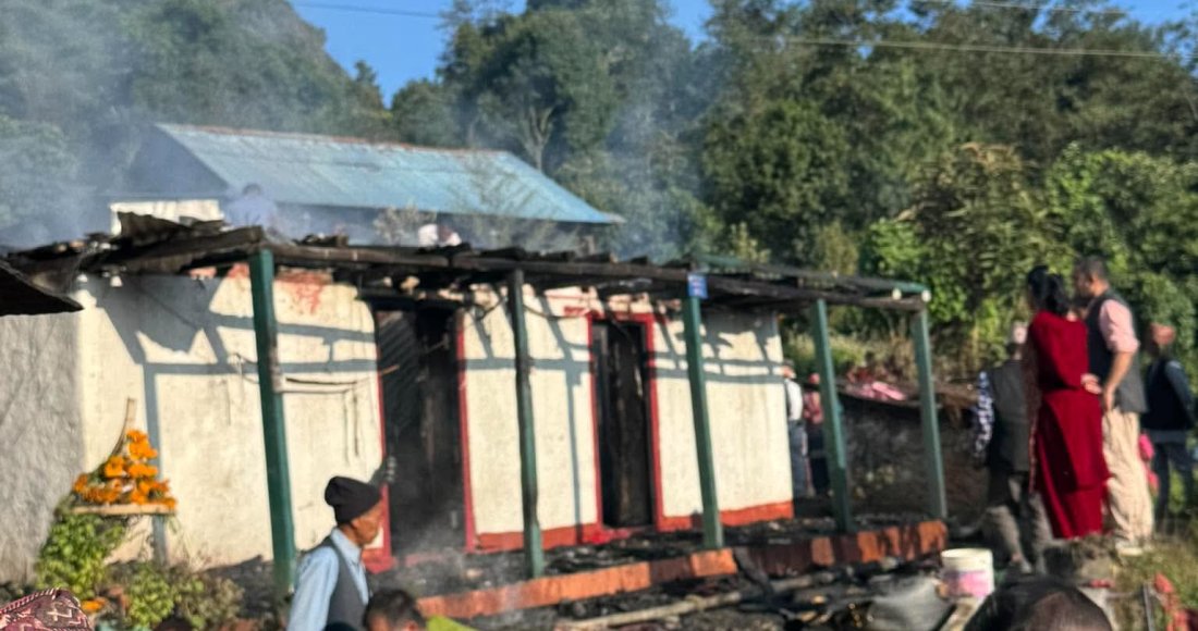 कालिञ्चोकमा आगलागी हुँदा घर र पसलका सामान जलेर नष्ट