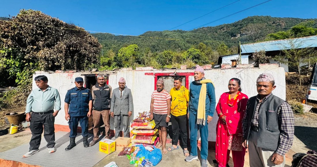 आगलागी पीडित परिवारलाई वडा कार्यालयद्वारा राहत वितरण