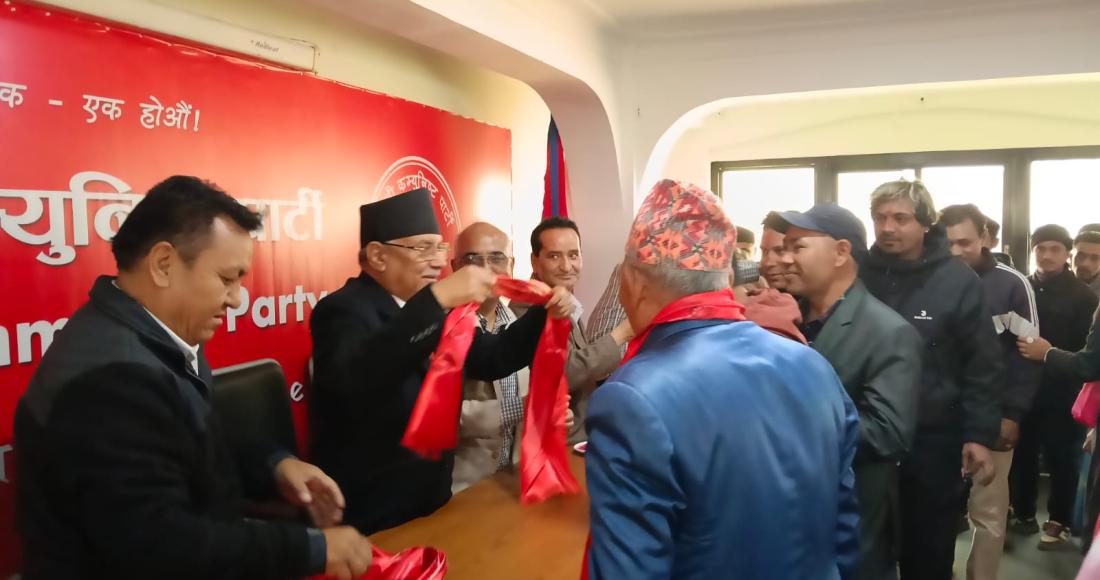 एमाले परित्याग गरी ४० नेता–कार्यकर्ता ‘नेपाली कम्युनिस्ट पार्टी’मा प्रवेश, प्रचण्डले गरे स्वागत
