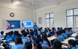 विद्यार्थीलाई आत्महत्या रोकथामबारे सचेत गराउँदै प्रहरी