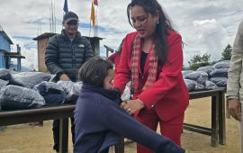 दाजुको स्मृति दिवसमा चुनु केसीले १०० विद्यार्थीलाई हुडी बाँडिन्