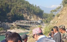 अधुरो पुल, बेपत्ता ठेकेदार—दोलखामा निरीक्षणकै नाटक दोहोरियो