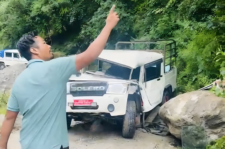 दुम्सिदिङमा बोलेरोमाथि ढुङ्गा खस्यो
