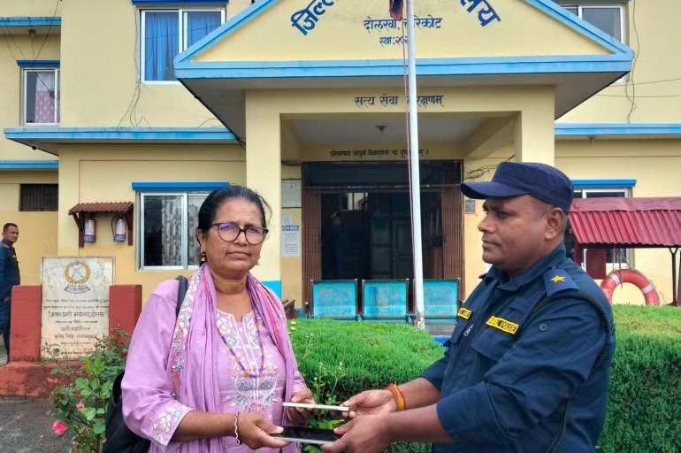 हराएको मोबाइल खोजेर धनीलाई बुझायो दोलखा प्रहरीले