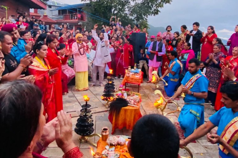 बाढीमा ज्यान गुमाएकाको चिरशान्तिको कामना गर्दै चरिकोटमा महाआरती