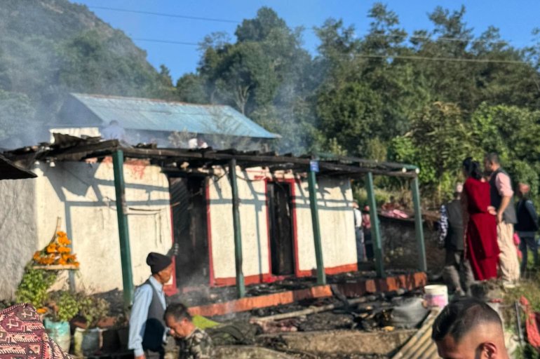 कालिञ्चोकमा आगलागी हुँदा घर र पसलका सामान जलेर नष्ट
