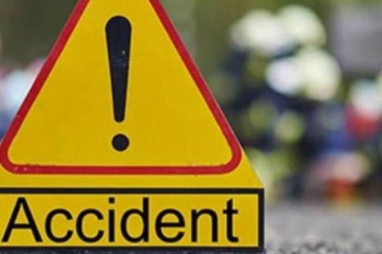 दोलखामा सडक भासिँदा टिपर सडक मुनि खस्यो, एक जना घाइते