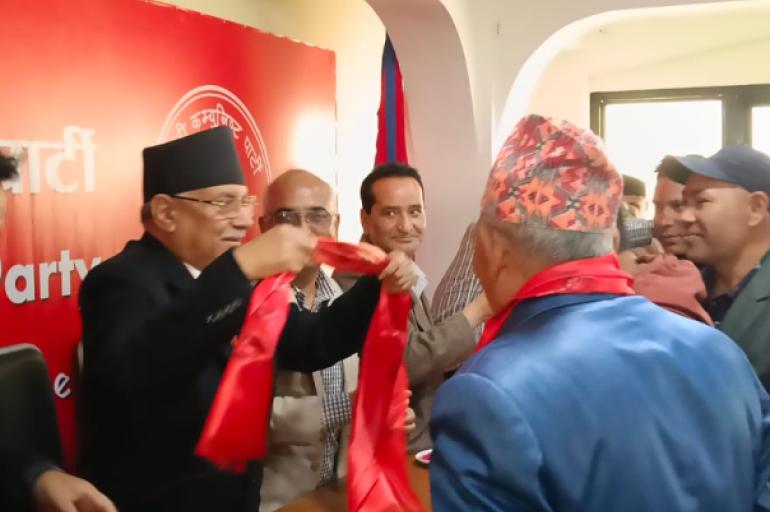 एमाले परित्याग गरी ४० नेता–कार्यकर्ता ‘नेपाली कम्युनिस्ट पार्टी’मा प्रवेश, प्रचण्डले गरे स्वागत