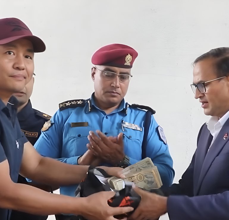 जेलभित्रबाटै रसुवा बाढीपीडितलाई मनराजको ५ लाख ५१ हजार सहयोग