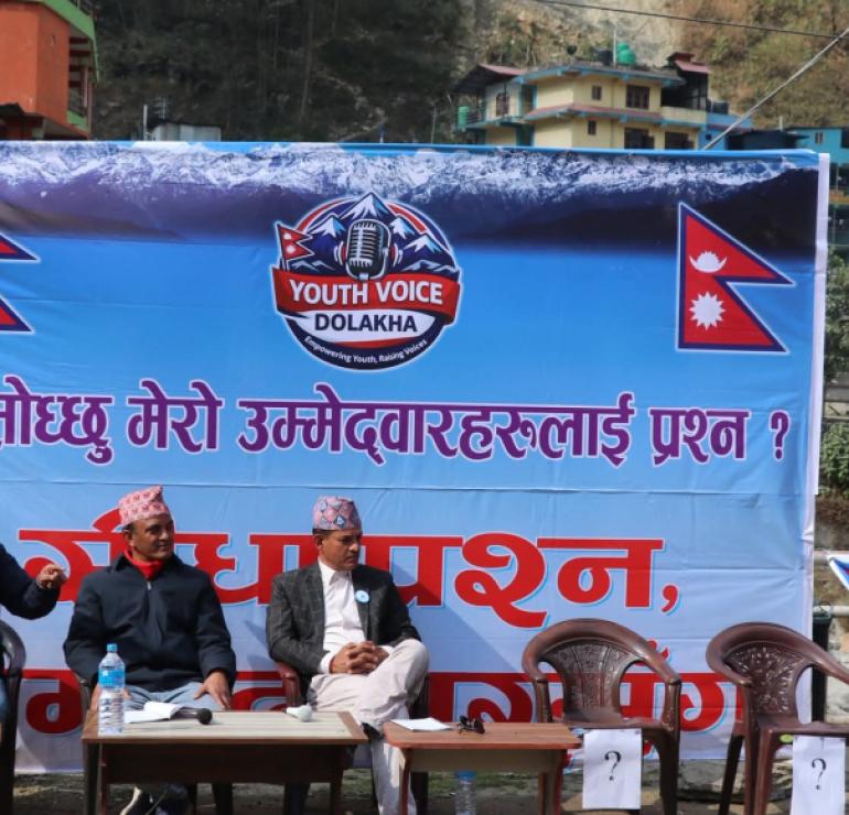 उम्मेदवारसँग सिधा प्रश्न: मञ्चमा तीन उम्मेदवार, अजयबाबु र पार्वतको कुर्सी रित्तै !