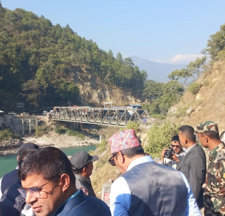 अधुरो पुल, बेपत्ता ठेकेदार—दोलखामा निरीक्षणकै नाटक दोहोरियो